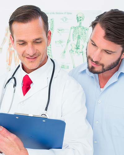 два врача смотрят на диагноз на планшете