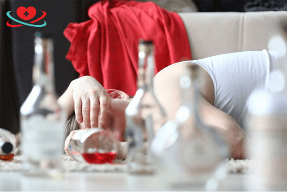 Бутылки из под алкоголя на фоне мужчины без сознания