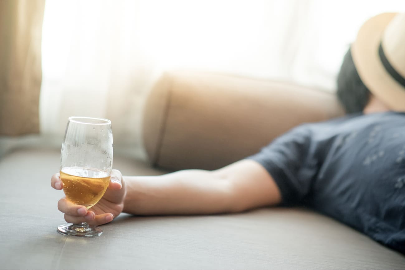 Что такое алкогольный тремор: причины, симптомы и как это лечится