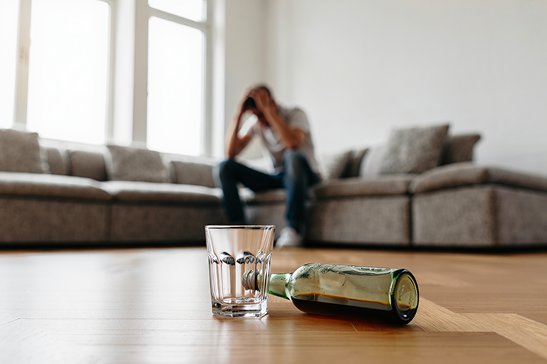 Мужчина сидит на диване